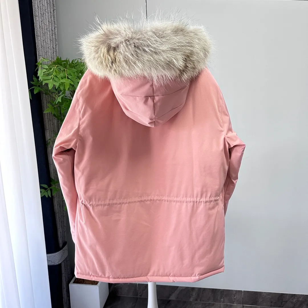 P700 CANADA GOOSE｜Canada Goose Expedition Parka｜Classic upgrade New 08 style Color: graphite gray, off-white, black, pink, navy blue, sky blue, Size: XS, S, M, L, XL, XXL, Product introduction Loose fit, multi-pocket design Larger size for free movement. 6 exterior pockets: 4 reversible front pockets, zippered side entry. There is a practical pocket on the left sleeve and a top pocket on the right sleeve. There is a drawstring on the inside of the waist and a logo patch on the back. The waist is designed with an inside drawstring, which can be adjusted to provide excellent warmth. Woven grab straps at upper back with “Expedition” logo patch • Hood with removable zipper trim, interchangeable hood trim for personalization and added protection (this jacket is not available with the classic hood trim) • Chin protection element has a tricot inner fabric for softness and comfort • Woven grab straps at upper back with “Expedition” logo patch • Internal drawstring at the waist, adjustable to provide excellent warmth •Snap-in rib knit cuffs for added comfort and optimal heat locking in •Stylish hanging inner straps allow the jacket to be carried over the shoulder, hands-free •Stowaway nylon stretch snow skirt for added protection •Two-way zipper covered fly with Velcro® snaps that unzips from the bottom for increased range of motion and breathability. A windproof fly is designed under the zipper for an extra layer of protection. • 6 exterior pockets: 4 two-way pockets on the front with top flap and Velcro® snaps, and zippered side entry. Utility pockets on left sleeve and right sleeve with top flap and velcro® snaps Internal pockets: 1 zipped pocket, 2 mesh drop-in pockets Embroidered Canada Goose logo